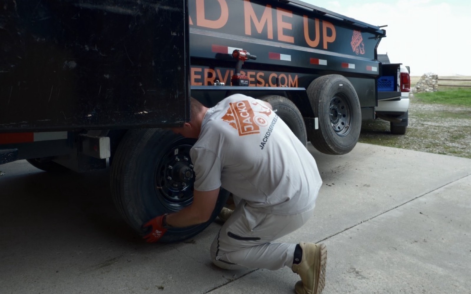 Changing a dump trailer tire on the roadside